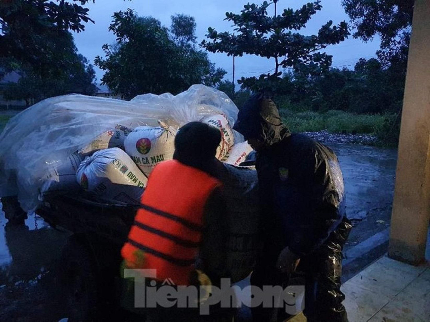 Mỗi mùa mưa đến, chính quyền lại huy động lực lượng vào giúp dân vùng dự án di dời người và tài sản đến nơi an toàn