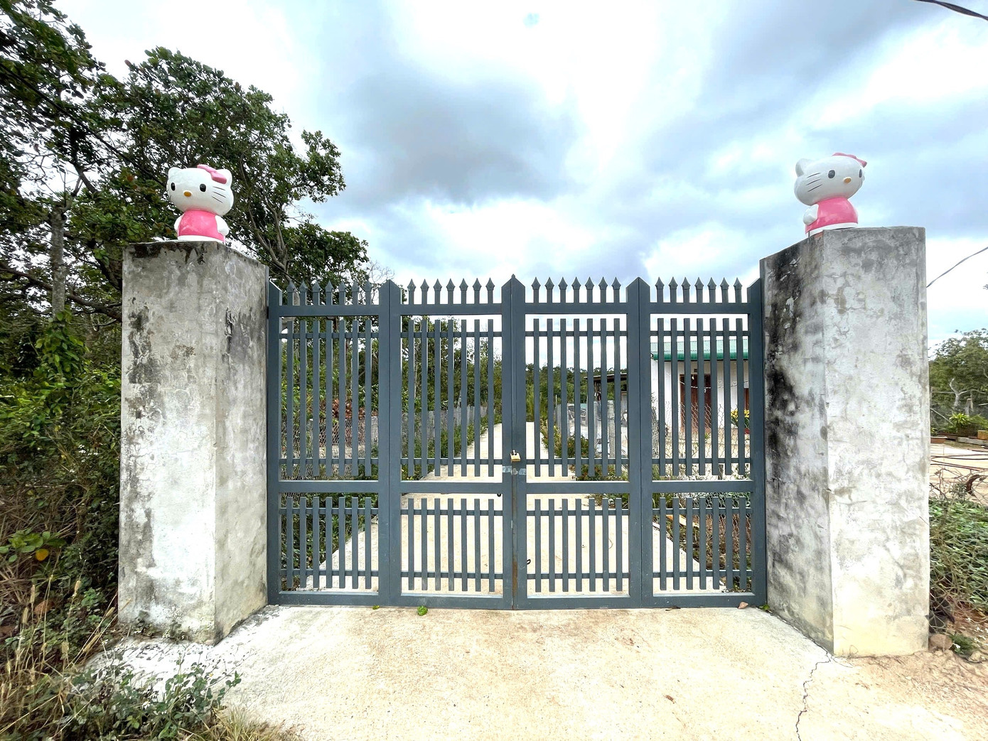 Cổng vào khu tu tập.