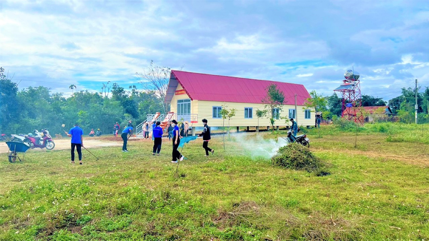 Đoàn viên, thanh niên tích cực dọn dẹp khuôn viên nhà cộng đồng Đoàn viên, thanh niên tích cực dọn dẹp khuôn viên nhà cộng đồng