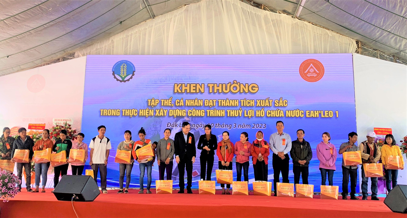 Bà con khó khăn trong vùng dự án được tặng quà