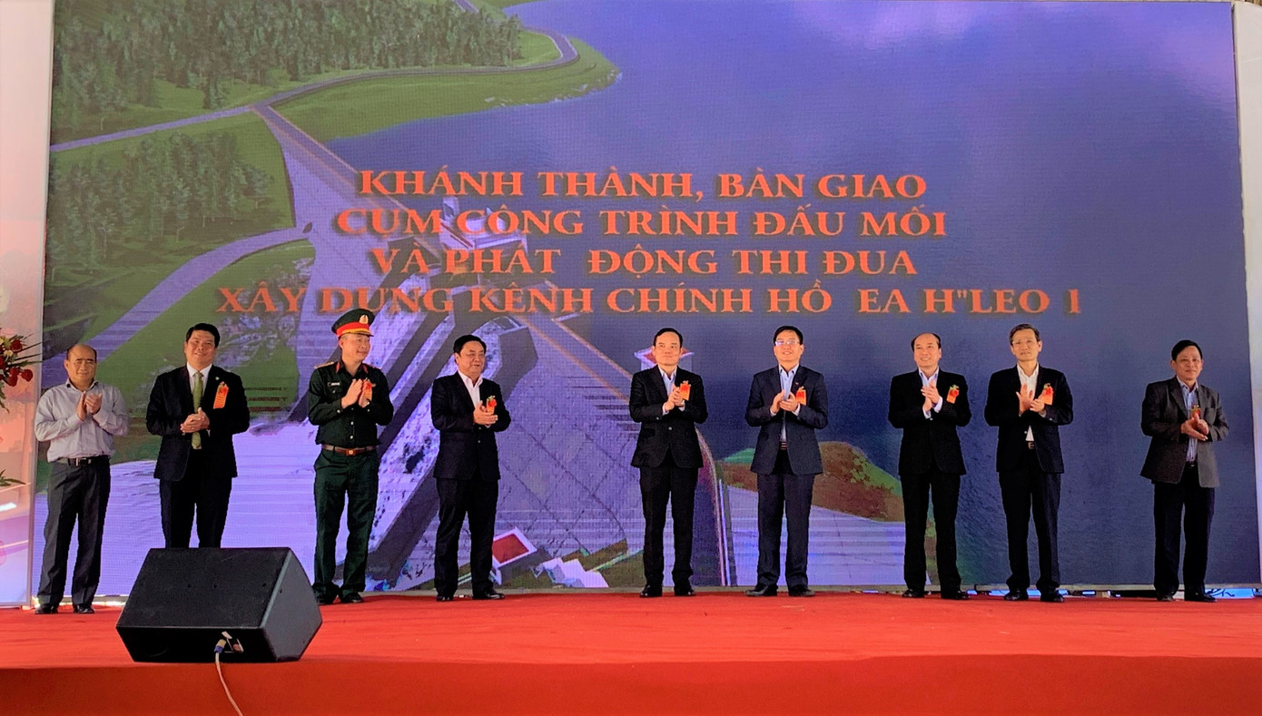 Phó Thủ tướng Chính phủ Trần Lưu Quang (giữa) dự lễ khánh thành Hồ chứa nước Ea H’leo 1.