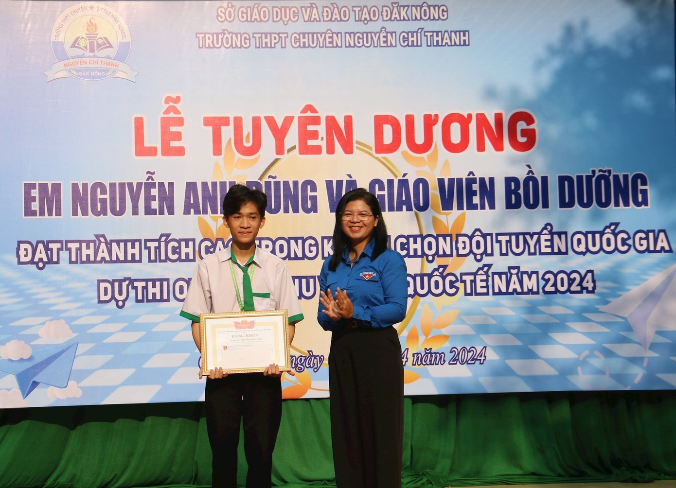 Em Nguyễn Anh Dũng được tuyên dương vì đã đạt thành tích cao trong kỳ thi Em Nguyễn Anh Dũng được tuyên dương vì đã đạt thành tích cao trong kỳ thi
