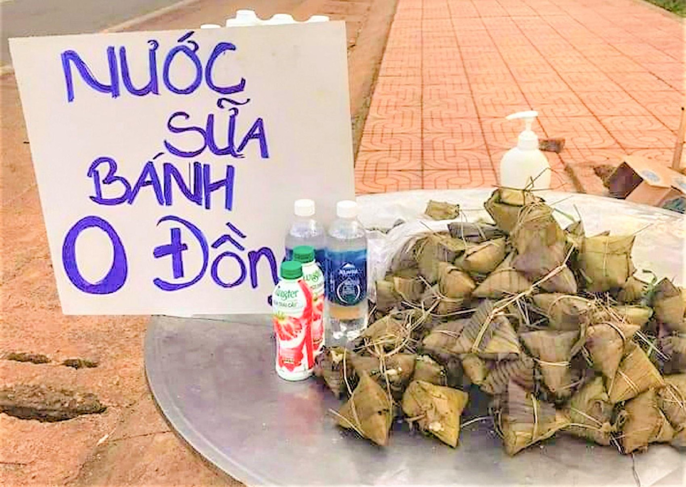 Dọc quốc lộ 14 (thuộc địa phận tỉnh Đắk Nông) còn có các điểm tặng bánh chưng, bắp luộc, nước lọc, sữa hộp… với giá 0 đồng cho người về từ các tỉnh phía nam. Bánh ú, nước lọc, sữa tươi... phục vụ người đi đường