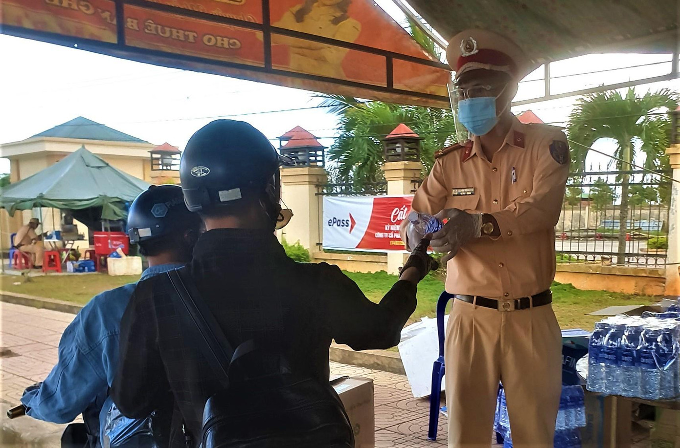 Trong chiều tối 26/7, chị Trang cùng các chiến sĩ Công an huyện Đắk R’lấp đang làm nhiệm vụ tại chốt kiểm soát dịch bệnh Cai Chanh đã chuyển 130 cái bánh bao, 2 thùng nước uống, cùng hàng trăm cốc sữa nóng của chủ quán Landcoffee (xã Quảng Tín) tiếp sức người về quê. Một cán bộ cảnh sát giao thông tặng nước cho người dân đi đường tại chốt kiểm soát dịch Cai Chanh