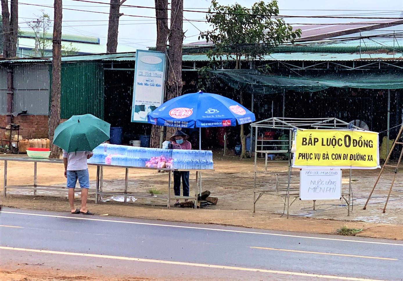 Anh Nguyễn Văn Bền (xã Nâm N’jang, huyện Đắk Song)- người lập nên “Nồi bắp 0 đồng” tặng người dân đi đường cho biết, thương những hoàn cảnh chạy xe máy vài trăm cây số về quê, nhưng dọc đường không tìm được nơi bán thức ăn.Từ đó, anh Bền cùng một số người bàn và hàng xóm cùng nhau thổi lửa “nồi bắp 0 đồng”, sẵn sàng phục vụ người đi đường 24/24 giờ. Từ ngày 17/7 đến nay, anh Bền cùng nhóm thiện nguyện tặng hơn 4.000 trái bắp, khoai lang và hơn 3.000 chai nước lọc cho hàng nghìn người hồi hương.