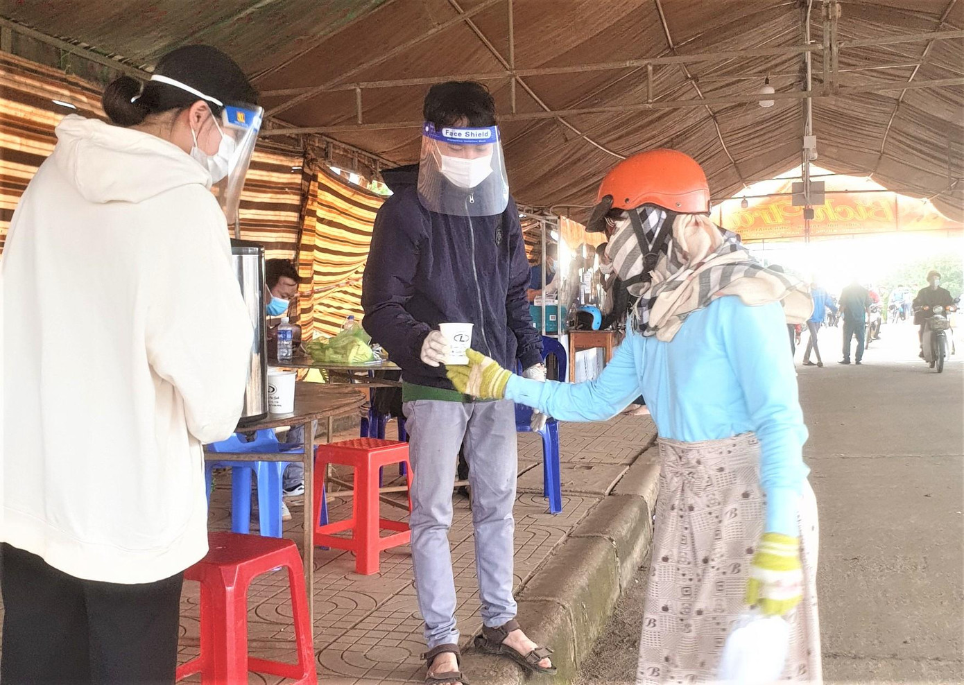 Chị Trần Thị Hà Giang (thị trấn Kiến Đức) chia sẻ, mấy ngày nay, chị hay làm bánh bao tặng các lực lượng kiểm soát dịch bệnh tại xã Đắk Wer. Sau đó, chị hay tin nhiều người đi từ các tỉnh miền Nam về không dừng lại nghỉ ngơi nên quyết định làm bánh bao để tiếp sức. Chị Giang vận động thêm các tâm lòng hảo tâm chung sức chung của; có người tặng thêm nước uống, sữa nóng.