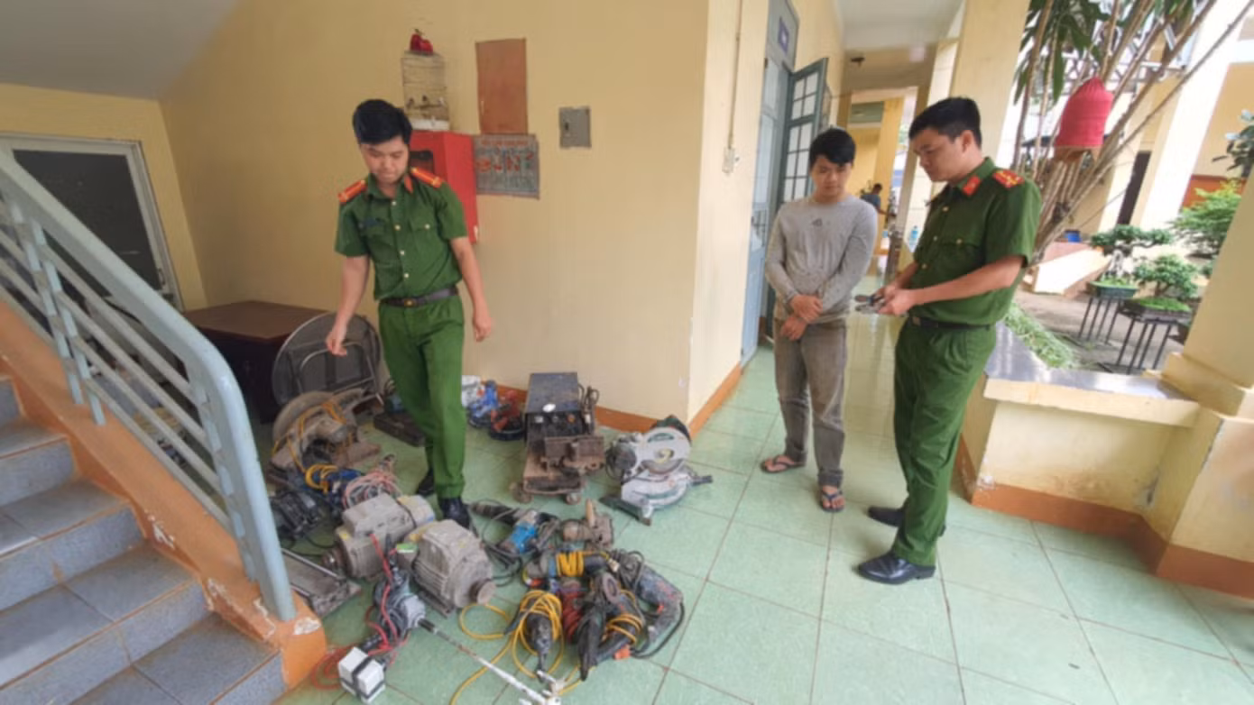 Đối tượng Giang cùng tang vật Đối tượng Giang cùng tang vật