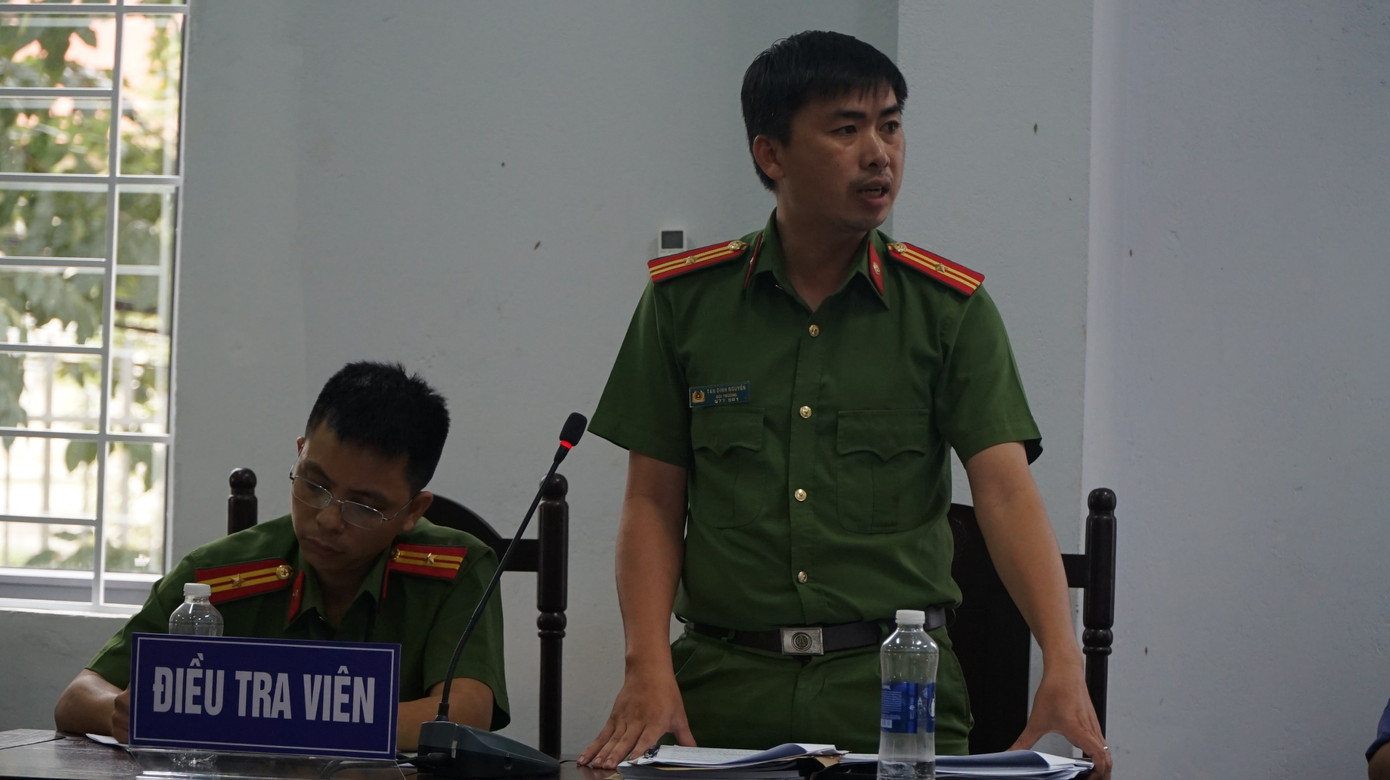 Điều tra viên trả lời câu hỏi của Chủ toạ phiên toà Điều tra viên trả lời câu hỏi của Chủ toạ phiên toà