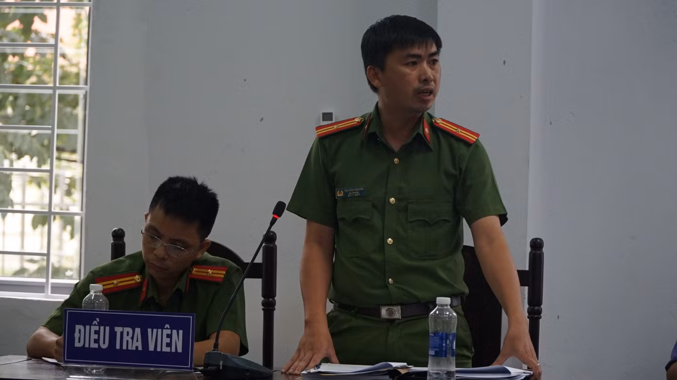 Điều tra viên trả lời câu hỏi của Chủ toạ phiên toà