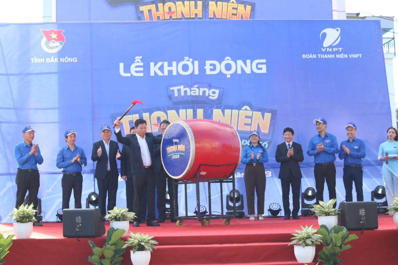 Ông Lưu Văn Trung- Phó Bí thư Tỉnh ủy đánh trống phát động ra quân Tháng Thanh niên