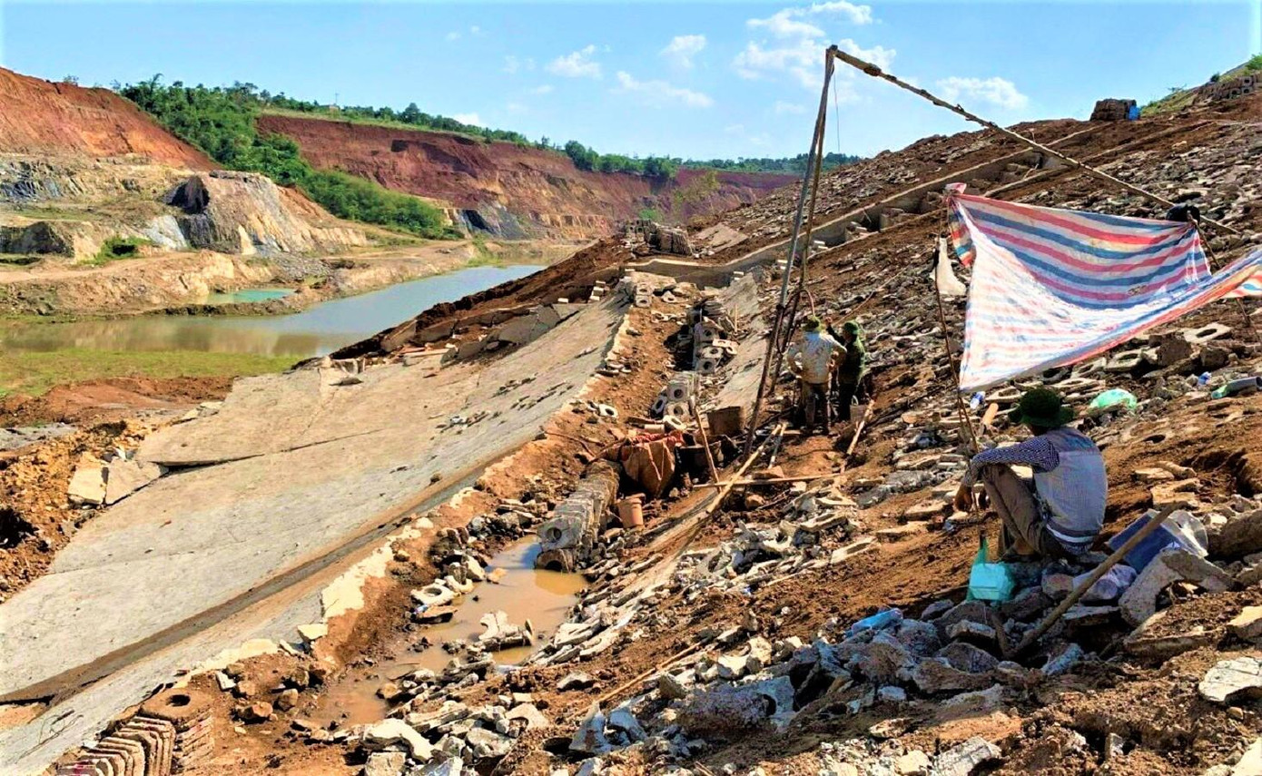 Hiện trường sự cố sụt trượt Hiện trường sự cố sụt trượt