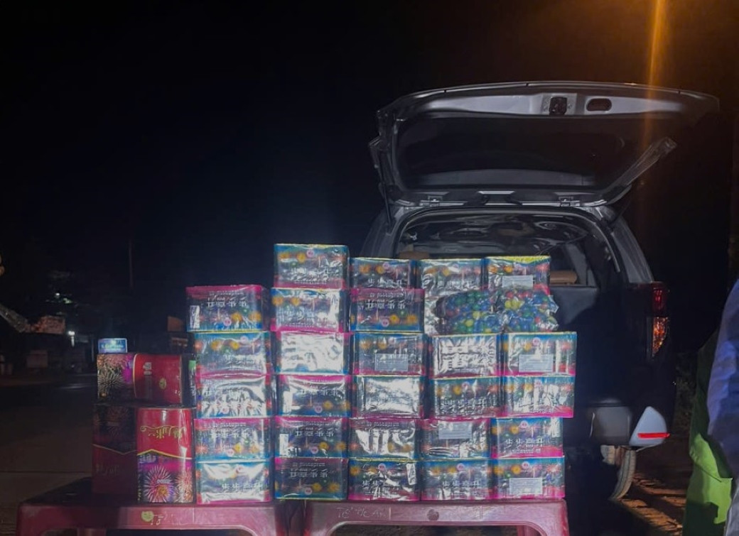Trên xe do đối tượng Quý cầm lái chở hàng hoá nghi là pháo hoa.
