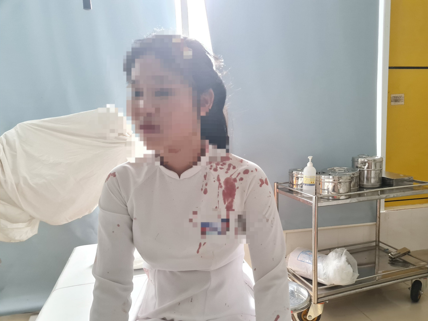 Em T. phải khâu 4 mũi sau khi bị bạn dùng guốc đập vào đầu Em T. phải khâu 4 mũi sau khi bị bạn dùng guốc đập vào đầu