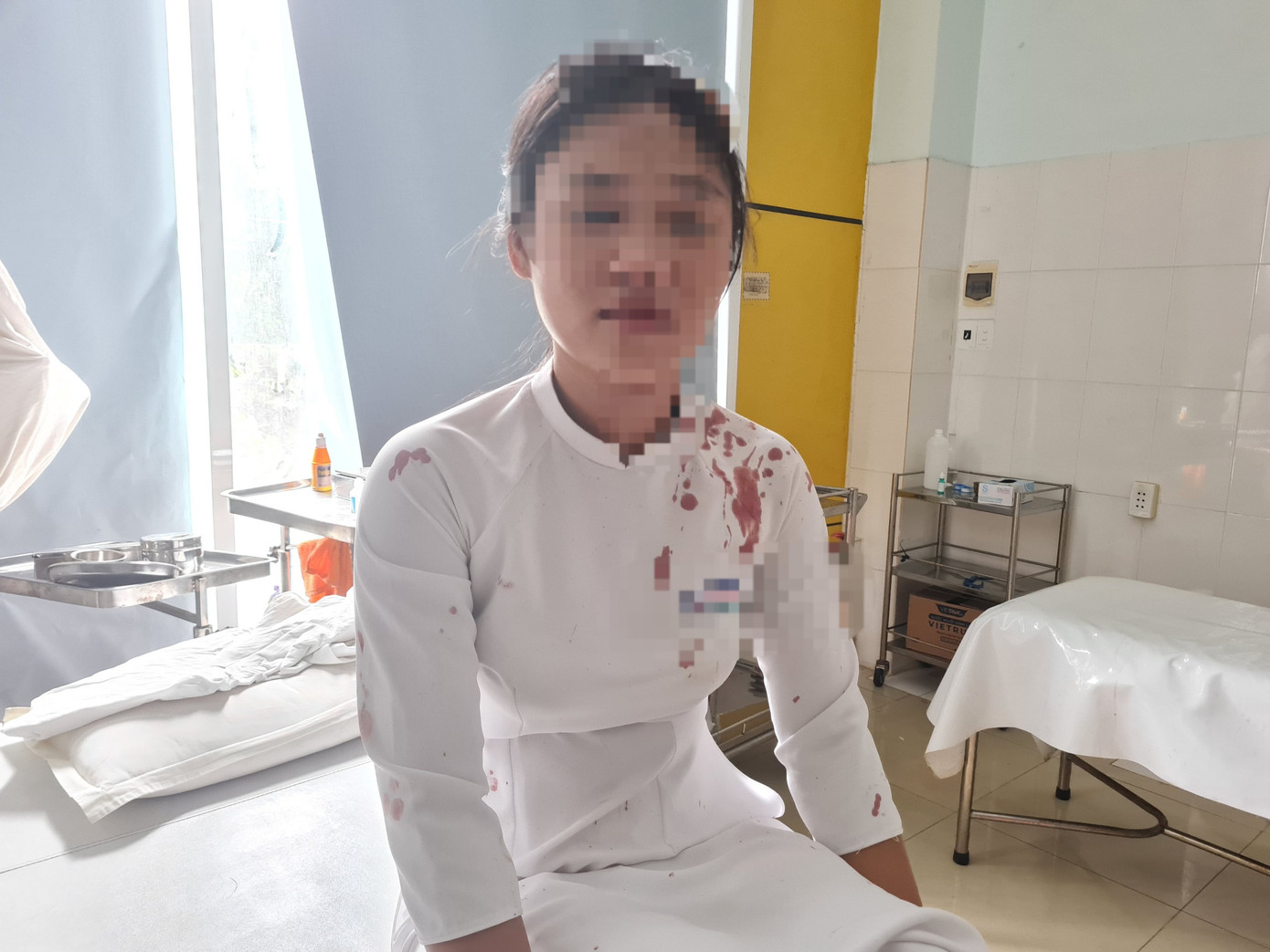 Nữ sinh H.T.M.T. bị bạn dùng guốc đập vào đầu chảy máu Nữ sinh H.T.M.T. bị bạn dùng guốc đập vào đầu chảy máu