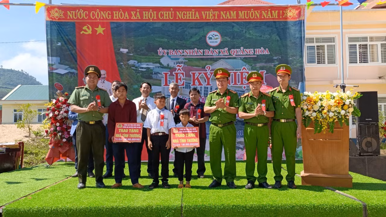 Hai cháu Thào A Tiến và Tráng A Húa được tặng nhà tình thương Hai cháu Thào A Tiến và Tráng A Húa được tặng nhà tình thương