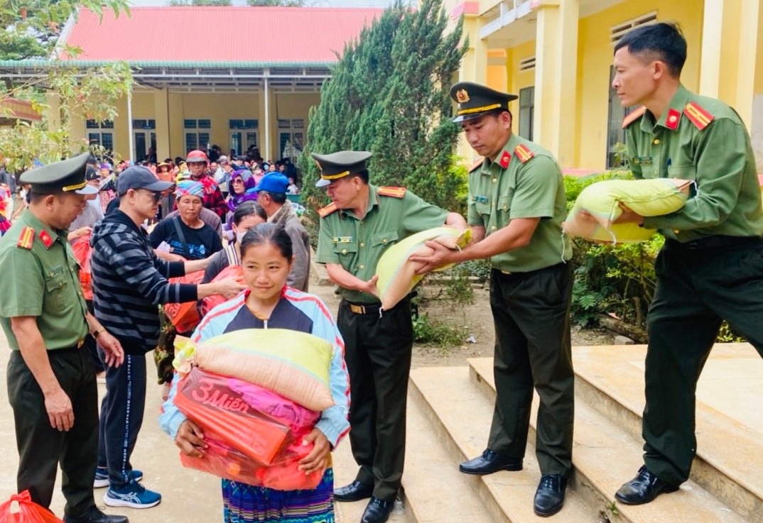 Những phần quà thiết thực tặng bà con ở Đắk Nông Những phần quà thiết thực tặng bà con ở Đắk Nông
