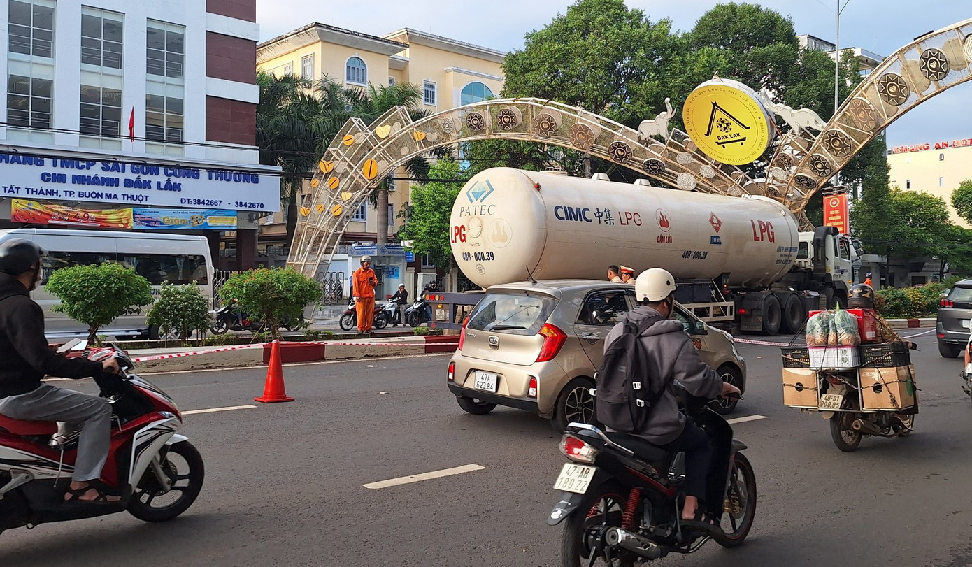 Hiện trường vụ xe đầu kéo tông vào cổng trang trí.