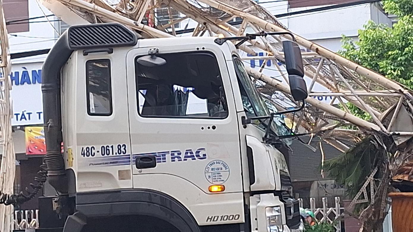 Cổng trang trí đổ sập sau khi bị xe đầu kéo tông vào.