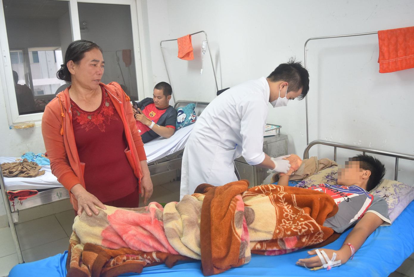 Bác sĩ kiểm tra vết thương do pháo nổ. Bác sĩ kiểm tra vết thương do pháo nổ.