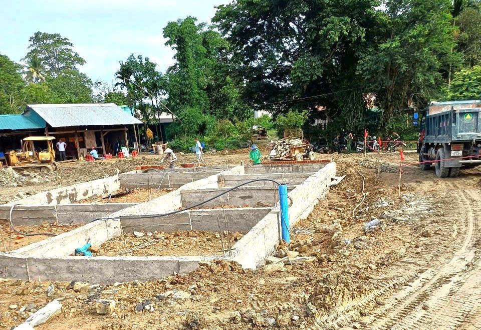 Người dân múc đất để đổ móng nhà thì phát hiện quả bom.