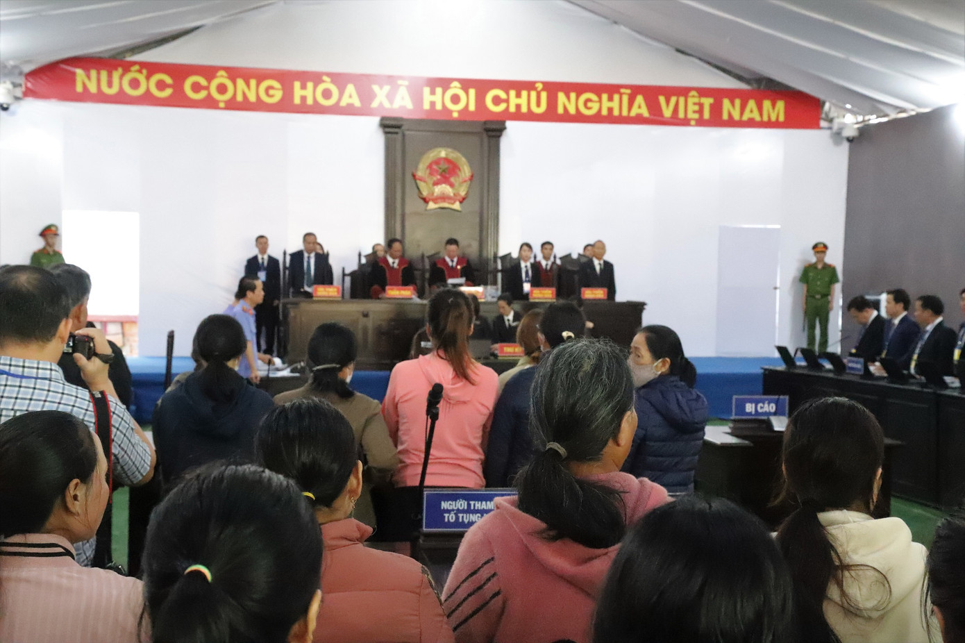 Toàn cảnh phiên xét xử. Ảnh: Báo Nhân Dân Toàn cảnh phiên xét xử. Ảnh: Báo Nhân Dân