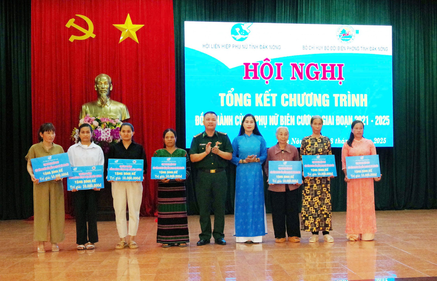 Hội viên phụ nữ biên giới khó khăn được tặng mô hình sinh kế. Hội viên phụ nữ biên giới khó khăn được tặng mô hình sinh kế.