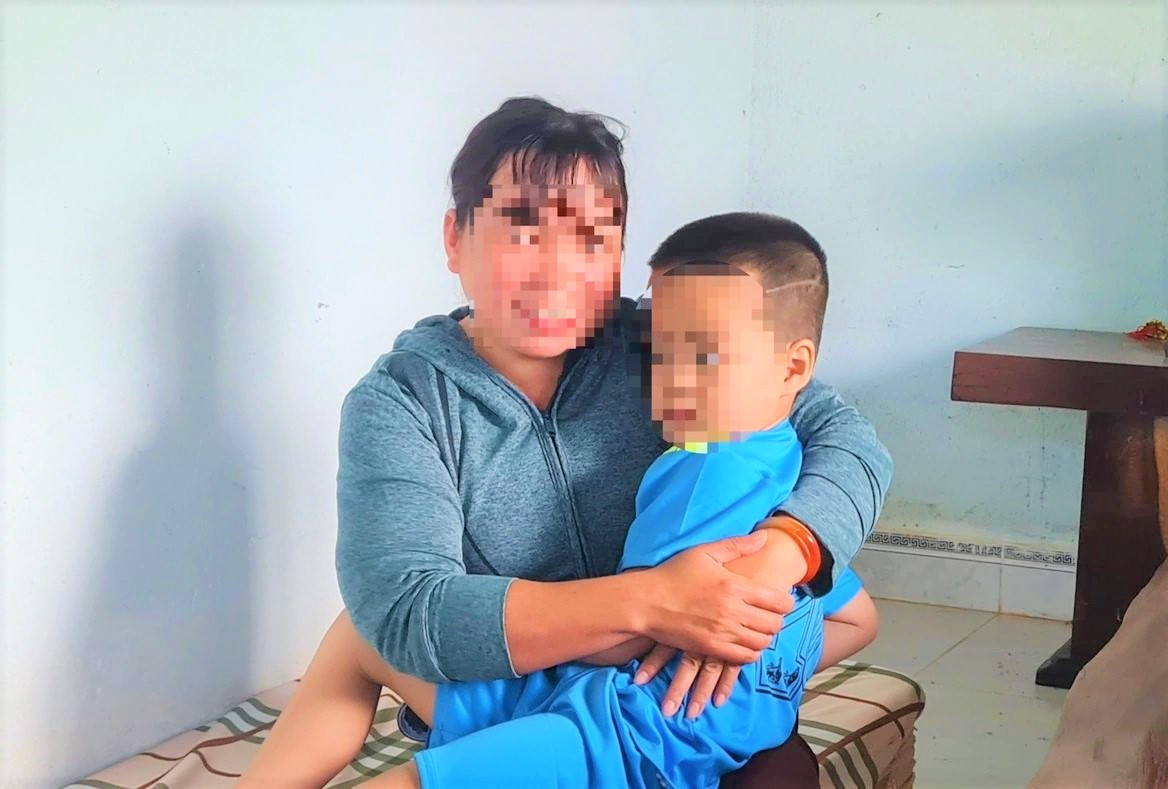 Bé trai đang được Chủ tịch Hội phụ nữ xã Hòa Xuân chăm sóc