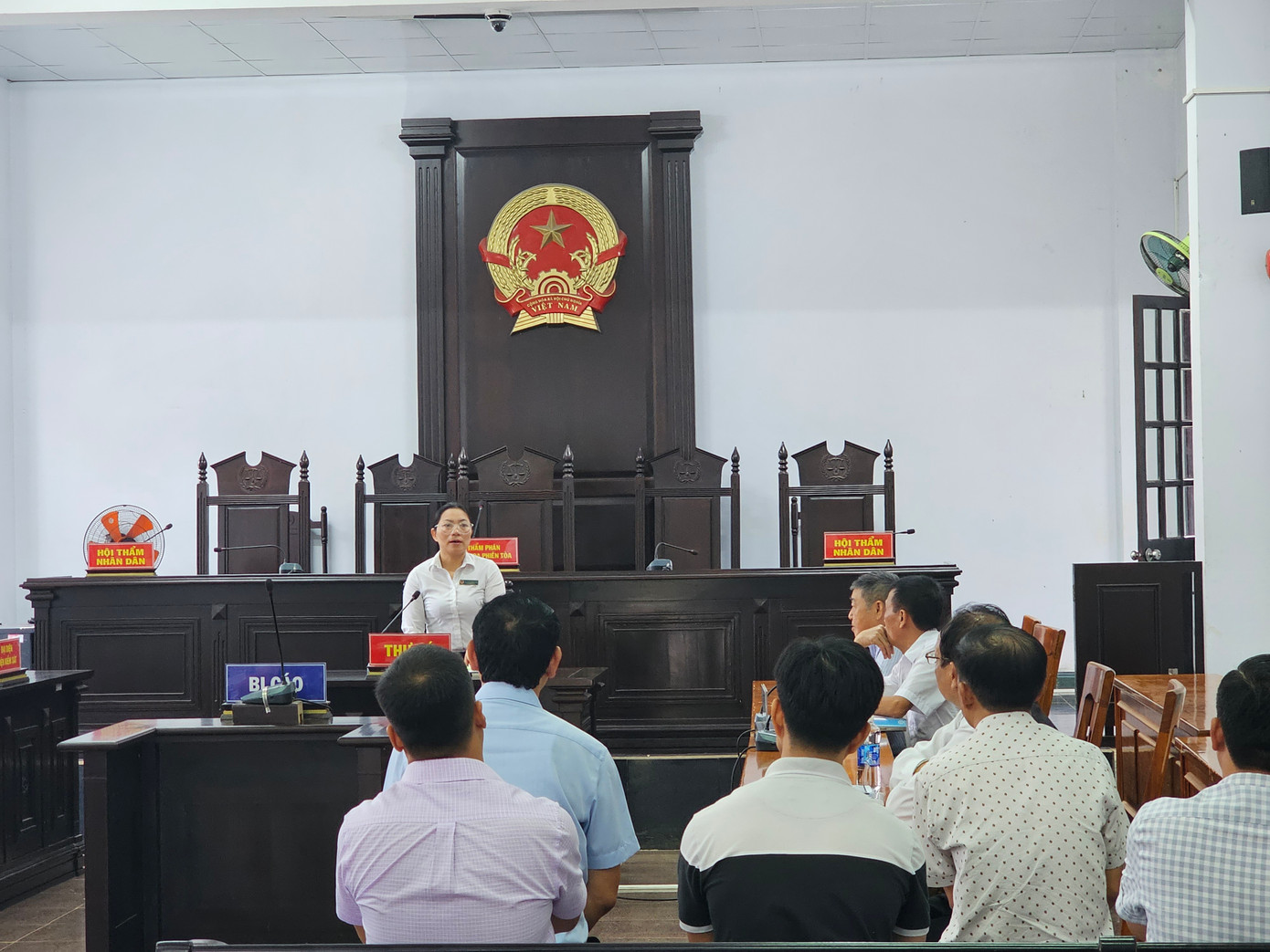 Thư ký phiên tòa thông báo lý do hoãn phiên xét xử Thư ký phiên tòa thông báo lý do hoãn phiên xét xử