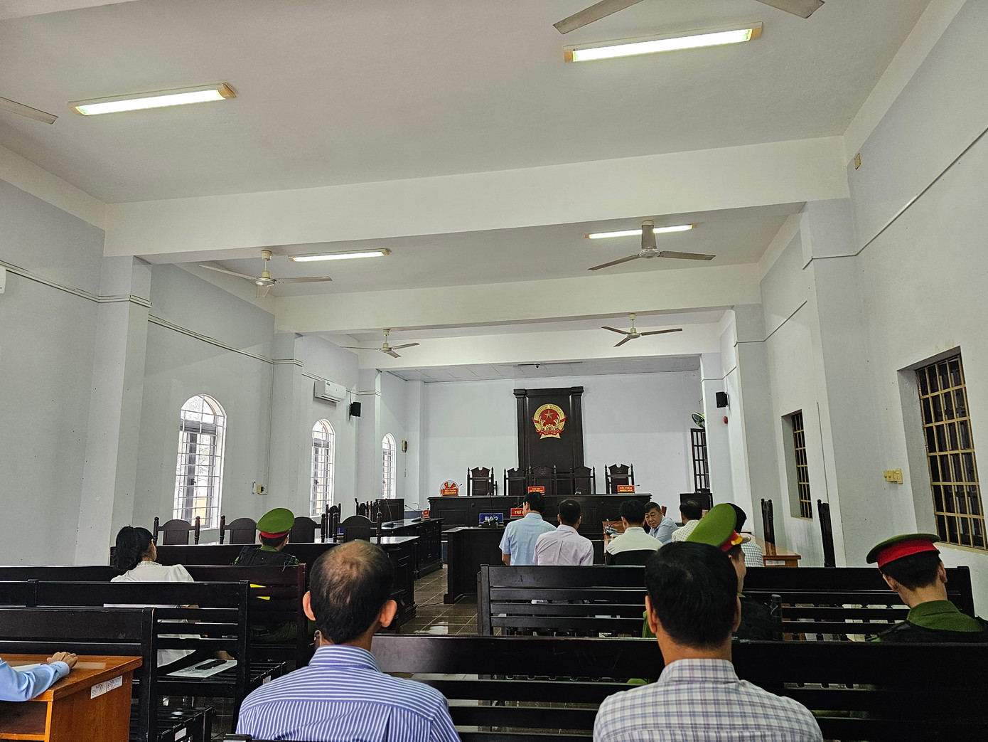 Các bị cáo và những người liên quan có mặt tại phiên tòa Các bị cáo và những người liên quan có mặt tại phiên tòa