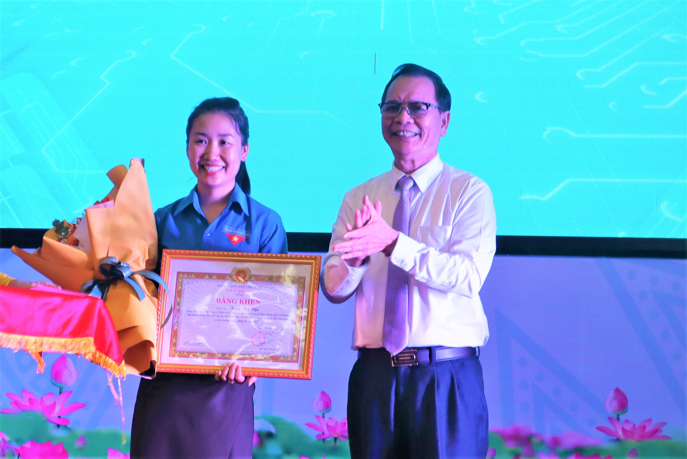 Bí thư Tỉnh ủy Đắk Nông Ngô Thanh Danh trao tặng Bằng khen cho Trần Thị Dịu.