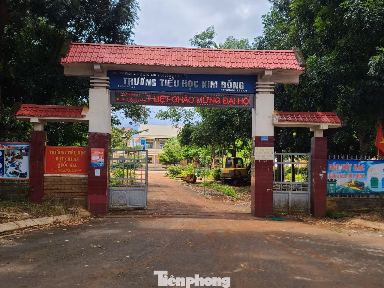 Nhà trường tự ý thay đổi đồng phục học sinh mà không thông qua phụ huynh Nhà trường tự ý thay đổi đồng phục học sinh mà không thông qua phụ huynh