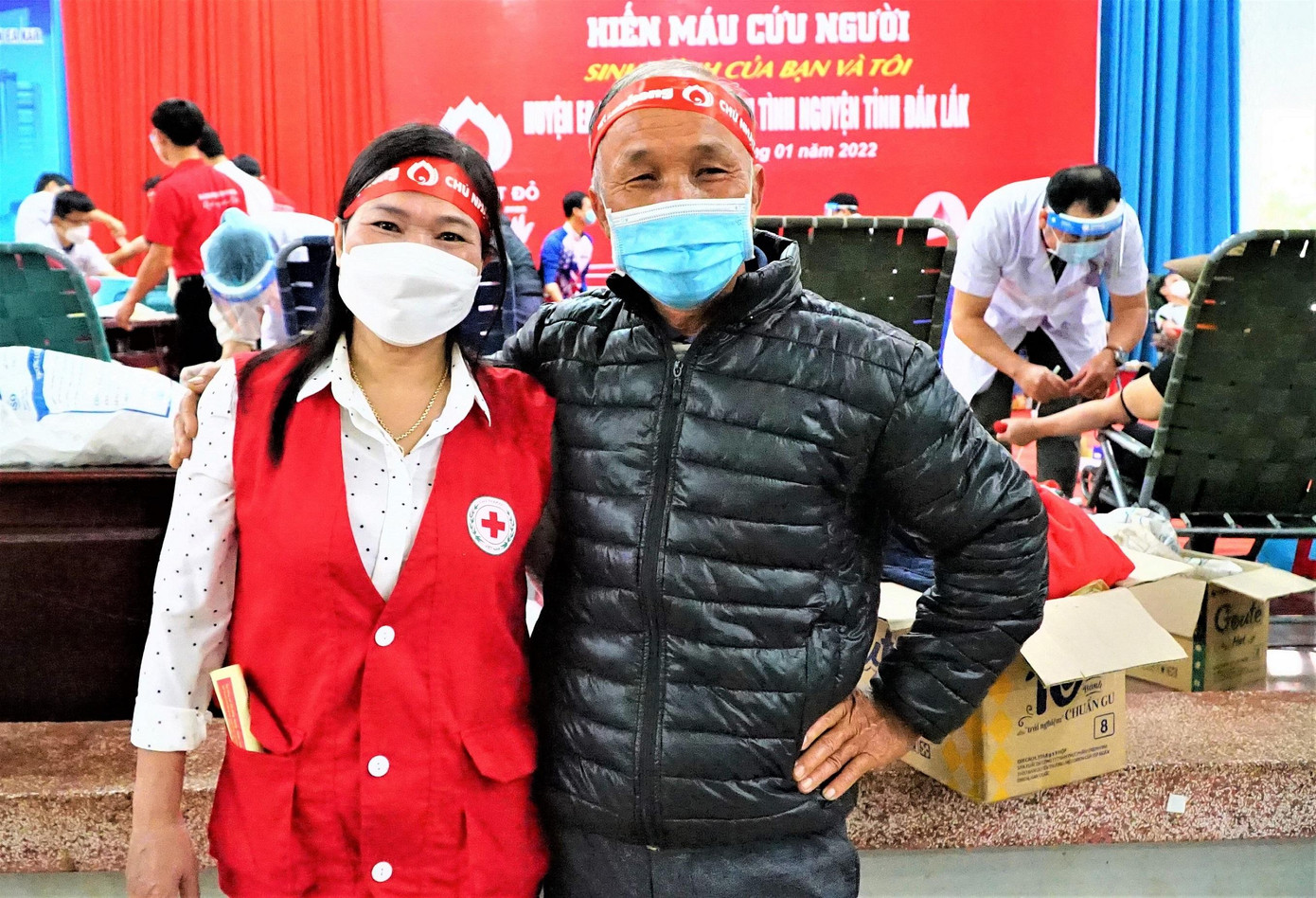 Ông Báu (trên 20 lần hiến máu nhân đạo) tiếc nuối vì hết tuổi được hiến