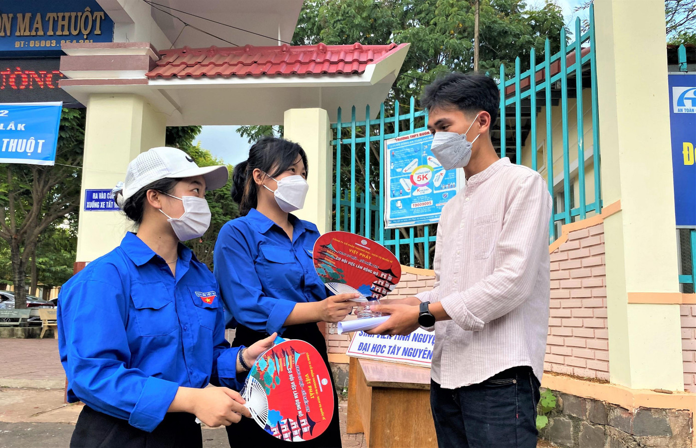 Tình nguyện viên Trường Đại học Tây Nguyên tiếp sức điểm thi Trường THPT Buôn Ma Thuột