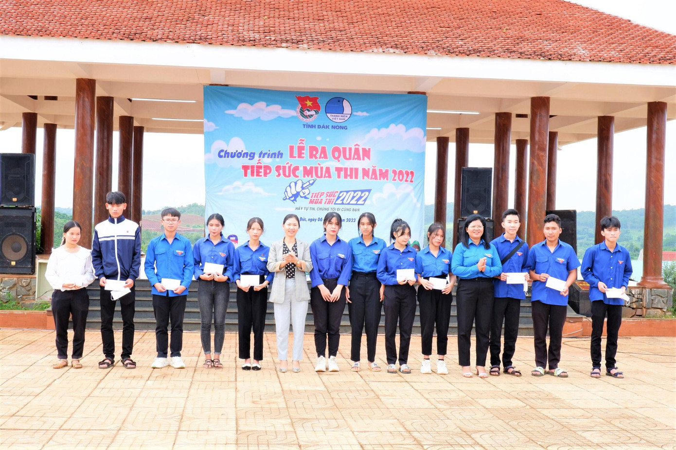 Ban tổ chức trao 10 suất quà cho học sinh có hoàn cảnh đặc biệt khó khăn