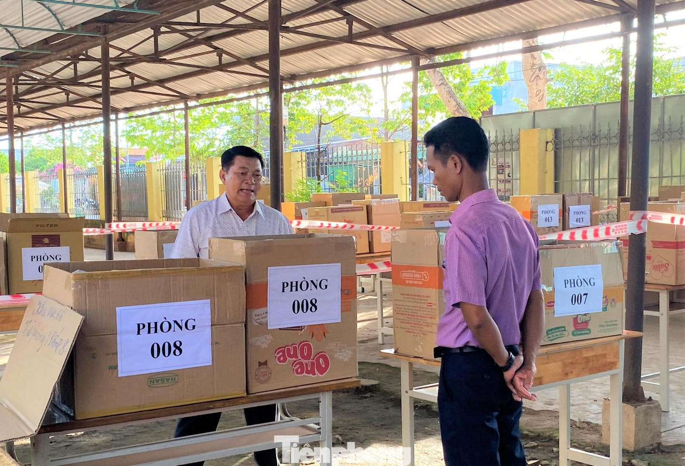 Ông Y Si Thắt (áo trắng) kiểm tra công tác bố trí thùng đựng đồ dùng cá nhân của thí sinh Ông Y Si Thắt (áo trắng) kiểm tra công tác bố trí thùng đựng đồ dùng cá nhân của thí sinh