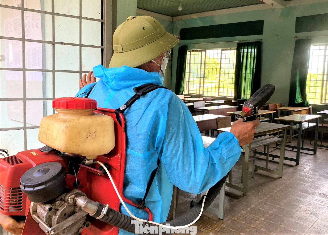 Cán bộ y tế phun hóa chất phòng dịch sốt xuất huyết trong các phòng thi Cán bộ y tế phun hóa chất phòng dịch sốt xuất huyết trong các phòng thi