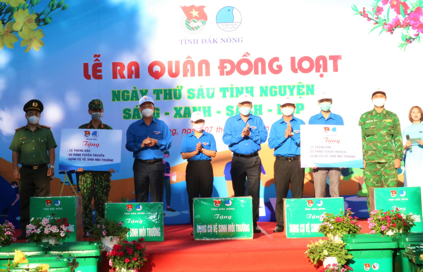 Ban tổ chức tặng bảng truyền thông, thùng rác, dụng cụ bảo vệ môi trường Ban tổ chức tặng bảng truyền thông, thùng rác, dụng cụ bảo vệ môi trường