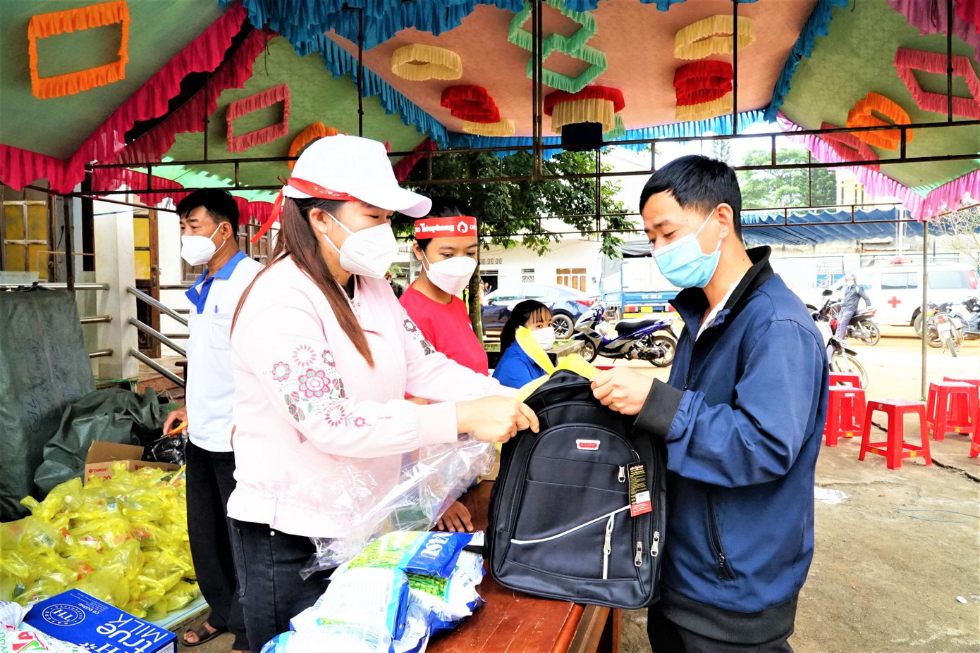 Tình nguyện viên hiến máu nhận quà