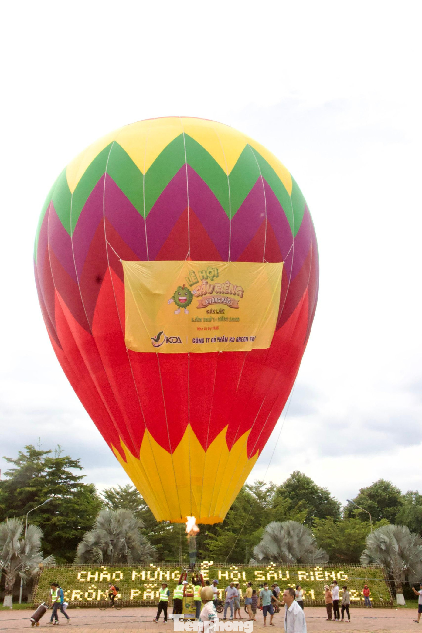 Đến với Lễ hội sầu riêng Krông Pắc lần thứ nhất năm 2022 từ 1-3/9, du khách không chỉ được chiêm ngưỡng mà còn có thể tham gia bay trải nghiệm khinh khí cầu tại Quảng trường hồ Tân An, thị trấn Phước An. Đến với Lễ hội sầu riêng Krông Pắc lần thứ nhất năm 2022 từ 1-3/9, du khách không chỉ được chiêm ngưỡng mà còn có thể tham gia bay trải nghiệm khinh khí cầu tại Quảng trường hồ Tân An, thị trấn Phước An.