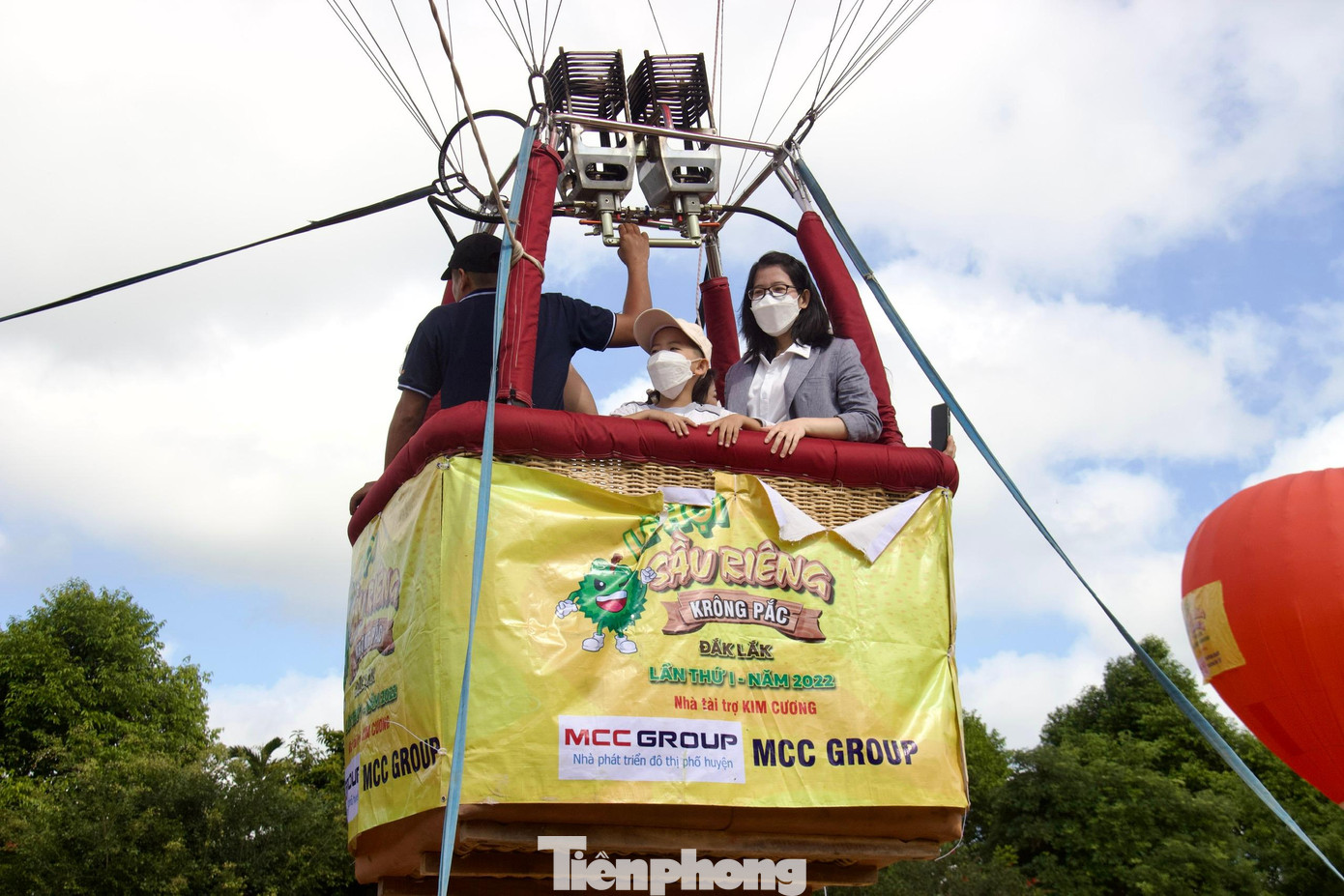Trước đó vào chiều 31/8, tại Quảng trường hồ Tân An (Krông Pắc) diễn ra hoạt động bay thử trải nghiệm khinh khí cầu Trước đó vào chiều 31/8, tại Quảng trường hồ Tân An (Krông Pắc) diễn ra hoạt động bay thử trải nghiệm khinh khí cầu
