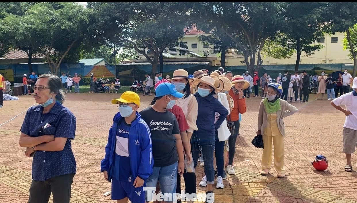 Lễ khai mạc bay khinh khí cầu chào mừng Lễ hội sầu riêng diễn ra với màn trình diễn 13 quả khinh khí cầu, trong đó có 3 quả cấp 7 để du khách tham quan và trải nghiệm bay, 10 quả khinh khí cầu cấp 1 làm nhiệm vụ quảng cáo và múa lễ hội nhằm tạo sự độc đáo, hấp dẫn. Trong ảnh, người dân xếp hàng chờ được trải nghiệm bay khinh khí cầu. Lễ khai mạc bay khinh khí cầu chào mừng Lễ hội sầu riêng diễn ra với màn trình diễn 13 quả khinh khí cầu, trong đó có 3 quả cấp 7 để du khách tham quan và trải nghiệm bay, 10 quả khinh khí cầu cấp 1 làm nhiệm vụ quảng cáo và múa lễ hội nhằm tạo sự độc đáo, hấp dẫn. Trong ảnh, người dân xếp hàng chờ được trải nghiệm bay khinh khí cầu.