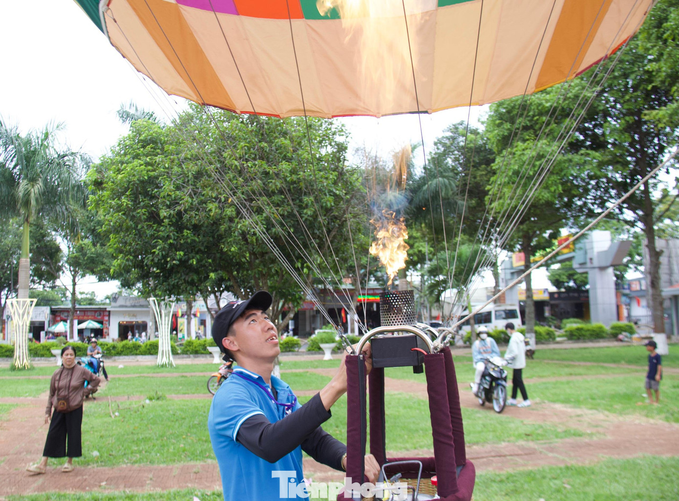 Các kỹ thuật viên chuẩn bị cho khinh khí cầu bay Các kỹ thuật viên chuẩn bị cho khinh khí cầu bay