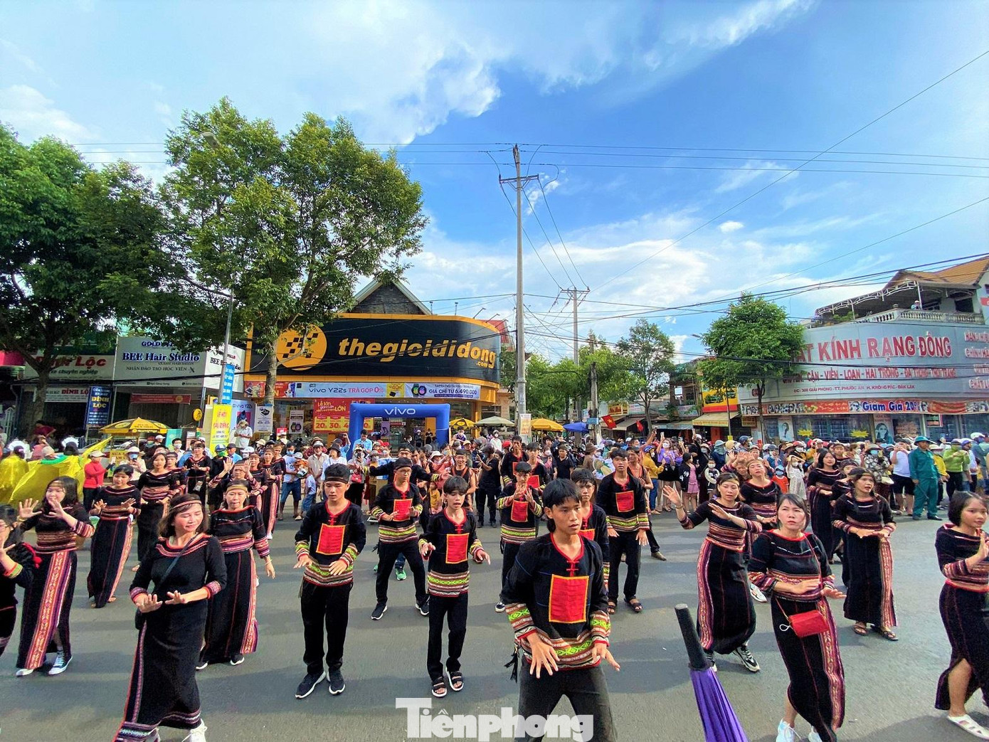 Nam thanh, nữ tú biểu diễn tiết mục truyền thống