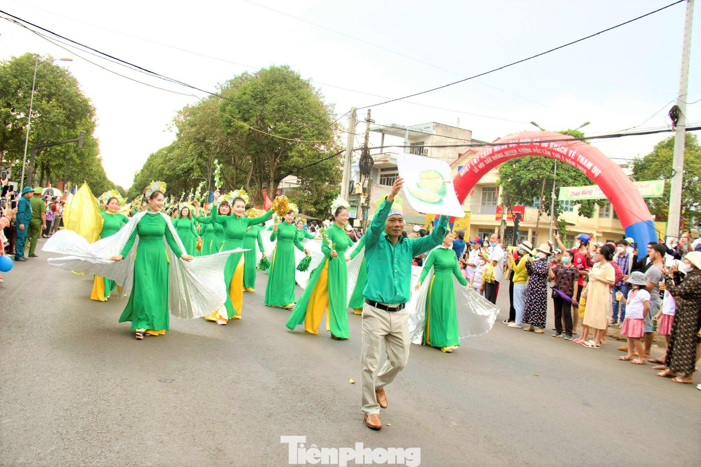 Hình ảnh cây quả sầu riêng được các đoàn chọn làm hình ảnh diễu hành