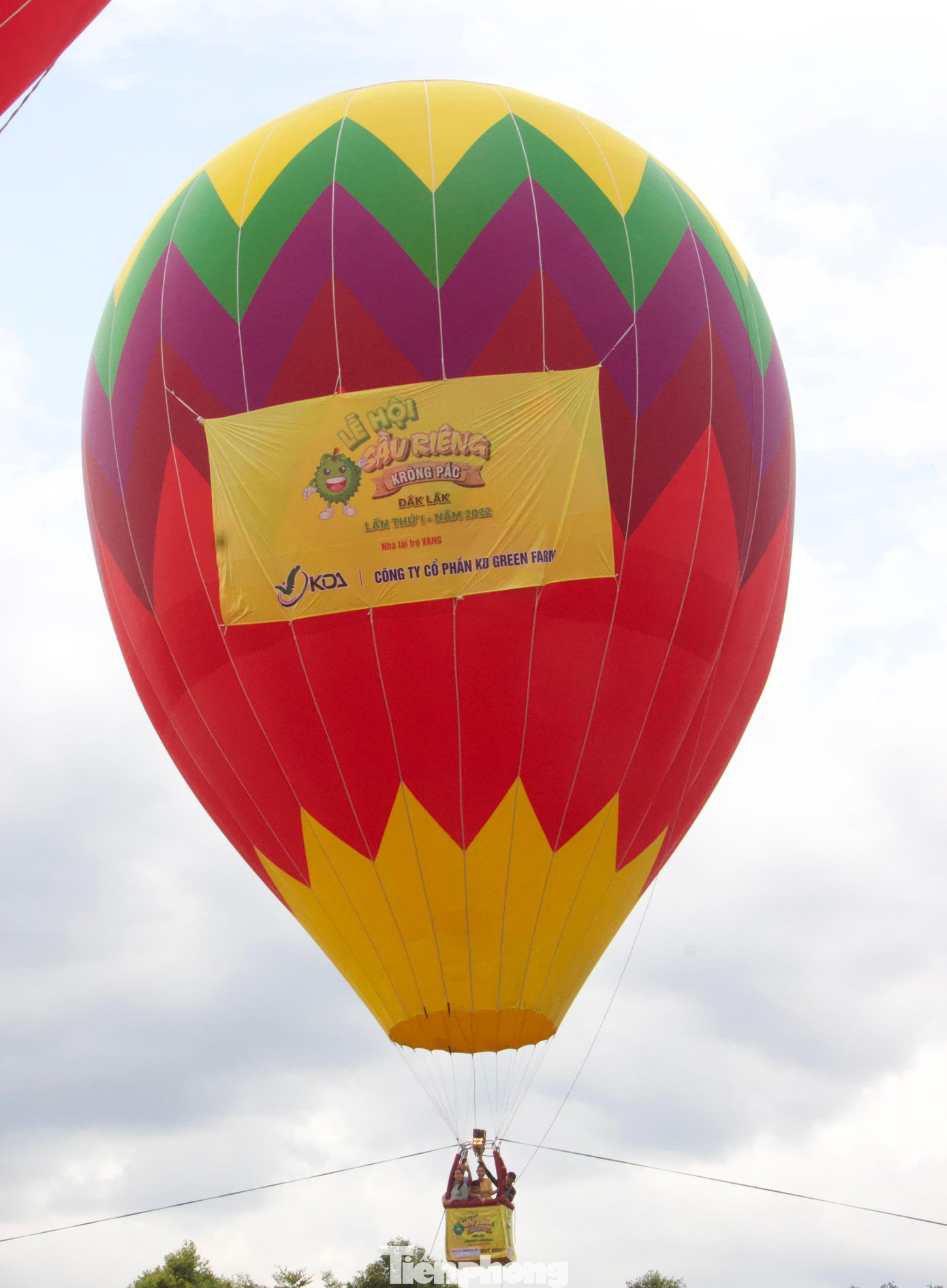 Đây là lần đầu tiên tỉnh Đắk Lắk tổ chức lễ hội sầu riêng có sự tham gia bay trải nghiệm khinh khí cầu. Từ sáng sớm, hàng nghìn người dân địa phương và khách du lịch đã tập trung tại hai lối lên xuống Quảng trường hồ Tân An để xem trình diễn. Đây là lần đầu tiên tỉnh Đắk Lắk tổ chức lễ hội sầu riêng có sự tham gia bay trải nghiệm khinh khí cầu. Từ sáng sớm, hàng nghìn người dân địa phương và khách du lịch đã tập trung tại hai lối lên xuống Quảng trường hồ Tân An để xem trình diễn.