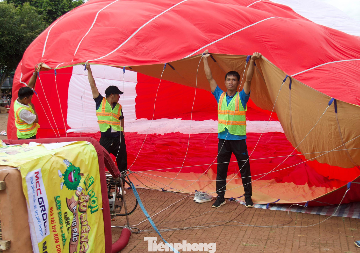 Khinh khí cầu cỡ lớn in logo Lễ hội sầu riêng Krông Pắc, bay ở độ cao hơn 30m Khinh khí cầu cỡ lớn in logo Lễ hội sầu riêng Krông Pắc, bay ở độ cao hơn 30m