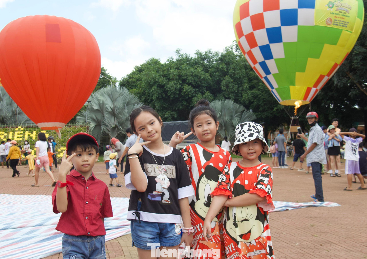 Các em nhỏ hào hứng, chụp ảnh kỷ niệm bên khinh khí cầu Các em nhỏ hào hứng, chụp ảnh kỷ niệm bên khinh khí cầu