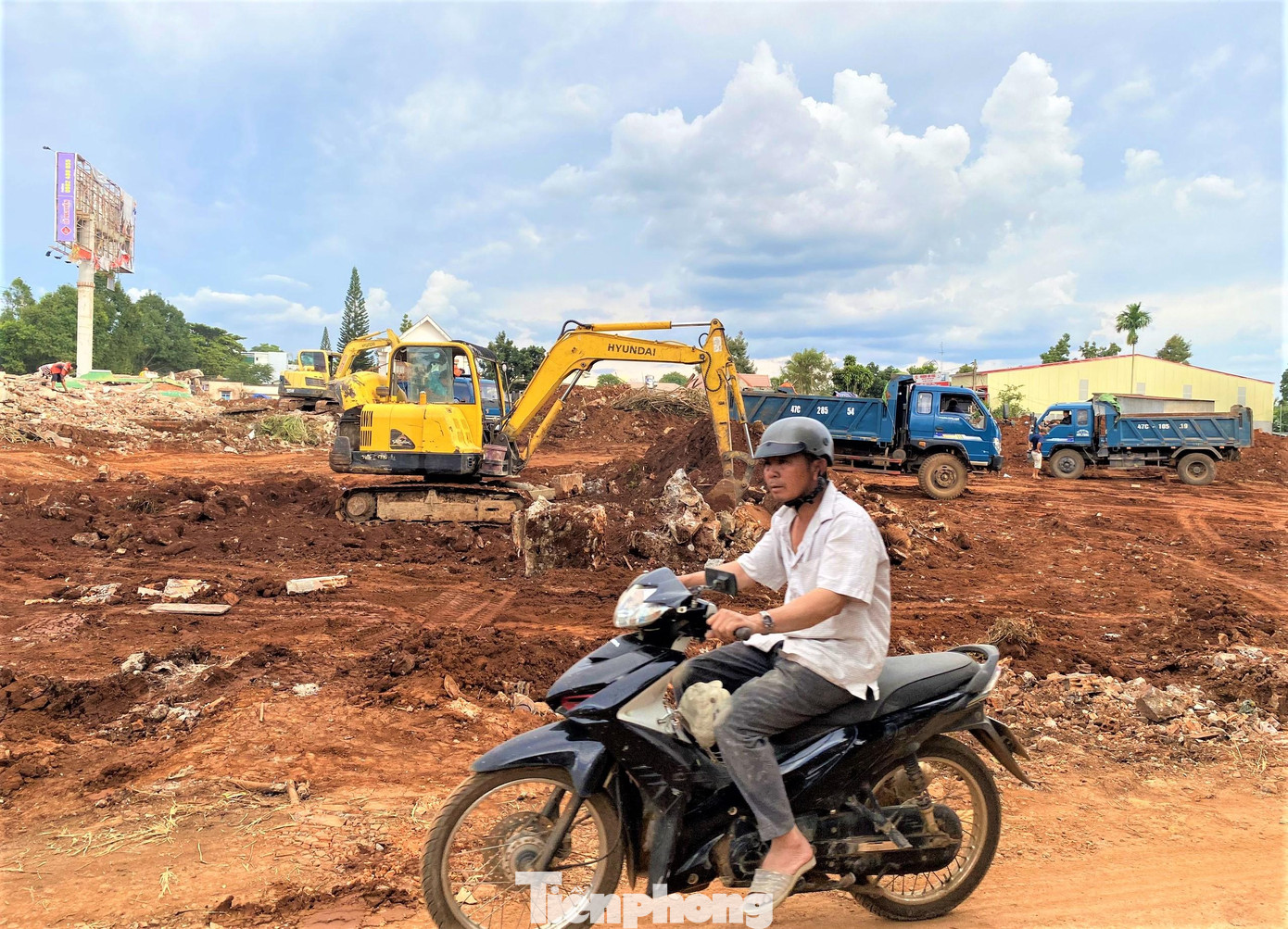 Nhiều phương tiện được huy động Nhiều phương tiện được huy động