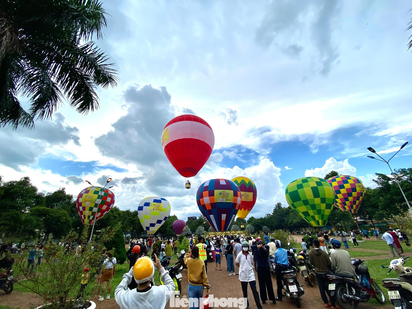 Nhiều du khách háo hức với hình ảnh khinh khí cầu lấp lánh bay trên bầu trời Nhiều du khách háo hức với hình ảnh khinh khí cầu lấp lánh bay trên bầu trời