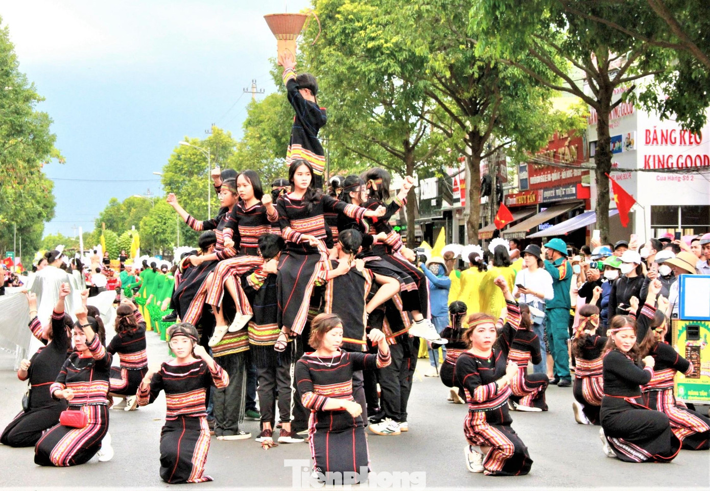 Một tiết mục biểu diễn điệu múa truyền thống của người Tây Nguyên